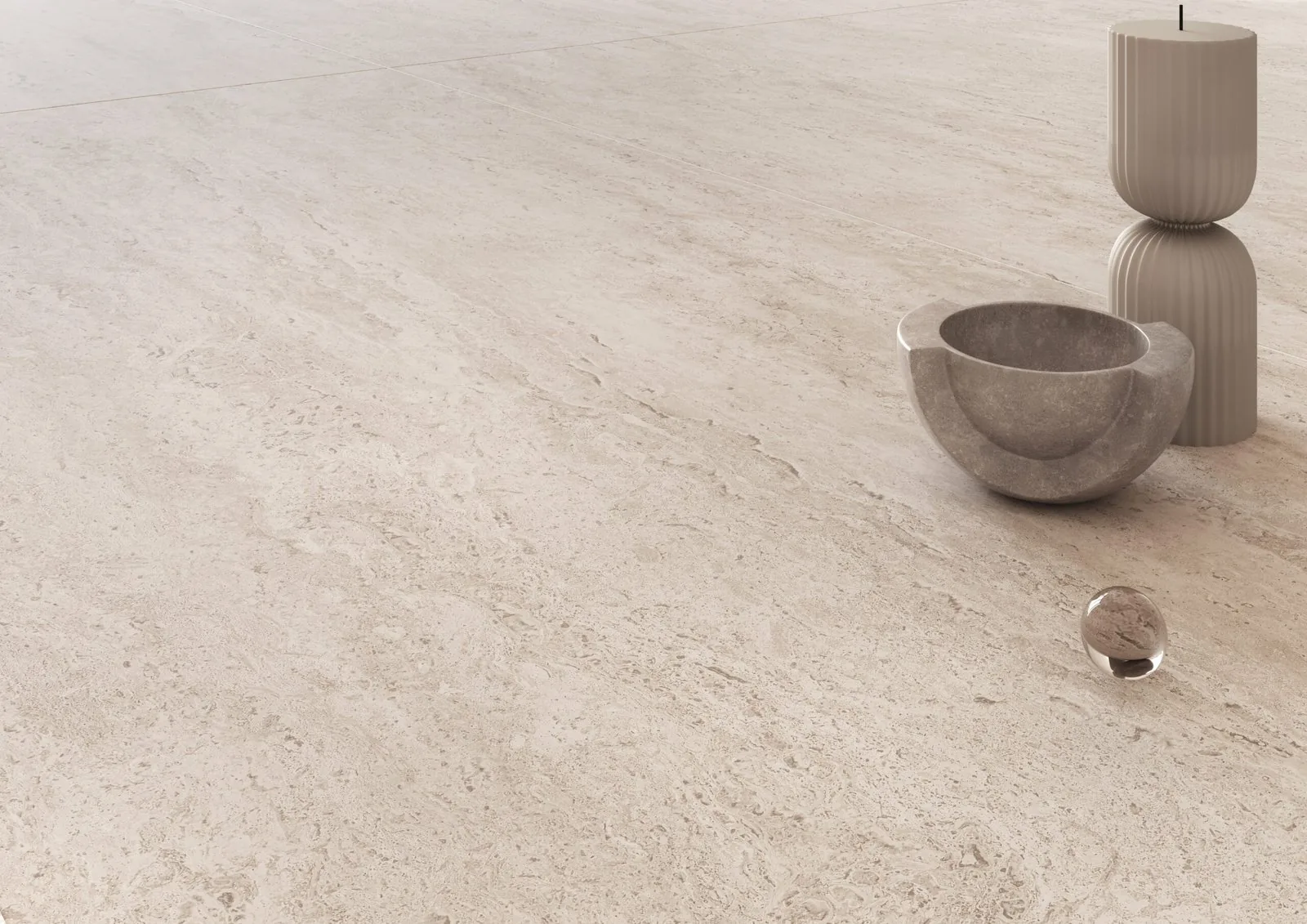 Travertino beige mat plytelių grindys iš arti, ant jų keraminiai indai.